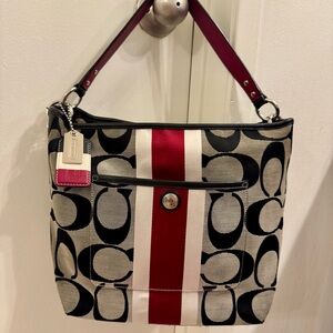 Coach Hamptons Weekend Signature Stripe
Shoulder Bag